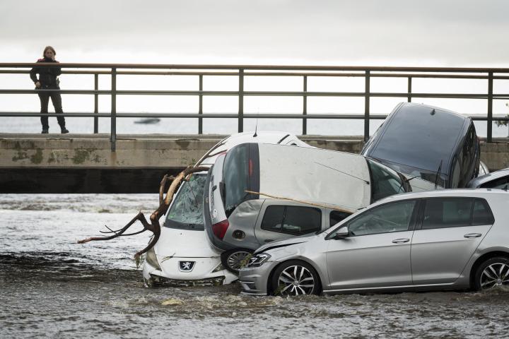 Algunos de los coches arrastrados por la DANA en Cadaqués.