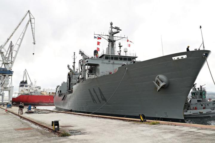 El buque de aprovisionamiento en combate 'Patiño' atraca en los astilleros de Navantia Ferrol.