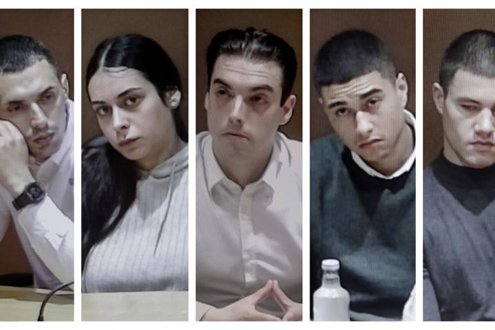 Imágenes tomadas en la tercera semana de juicio del vídeo que el TSXG muestra en la sala de prensa desde donde los medios de comunicación siguen el juicio por el asesinato de Sameul Luiz, donde aparecen, de izquierda a derecha, los cinco acusados: Diego Montaña, Catherine "Katy" Silva, Kaio Amaral, Alejandro Míguez y Alejandro Freire "Yumba".