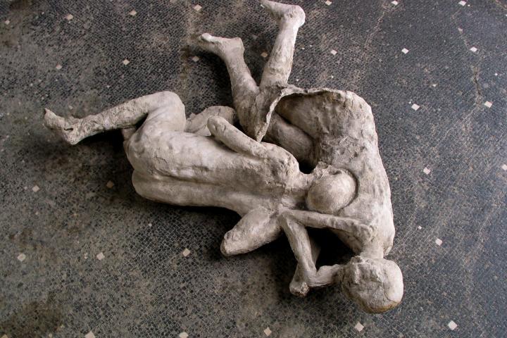 La erupción del Vesubio dejó víctimas petrificadas en lava y estudiándolas la ciencia trató de reconstruir sus historias, sin embargo las nuevas técnicas de ADN antiguo desmienten algunas de esas interpretaciones tradicionales, precisando correctamente el género y deshaciendo supuestas familias. En la Casa de brazalete de oro, por ejemplo, los restos de una persona adulta que llevaba una pulsera y con un niño apoyado en la cadera se habían interpretado como madre e hijo, pero el análisis genético ha revelado que son un varón y un niño no emparentados.