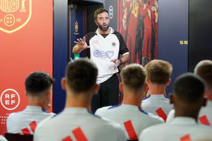 Zuhaitz, en una charla a la selección española