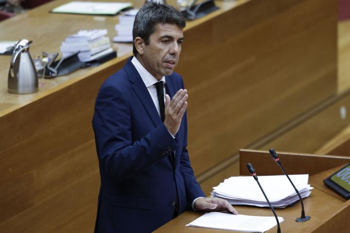 El president de la Generalitat, Carlos Mazón comparece en Les Corts durante el pleno de este viernes en el que rinde cuentas de lo que hizo el 29 de octubre y contar cómo va a remodelar la estructura de su gobierno para adaptarla a la reconstrucción.