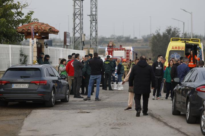 Miembros de los servicios de emergencia a las puertas de una residencia de mayores en Villafranca de Ebro, este viernes.