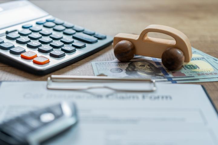 Papeles del coche y una calculadora, un clásico para millones de conductores