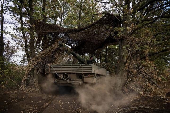 Un tanque Leopard 2A4, que usa el Ejército de Ucrania, oculto en un bosque ucraniano.