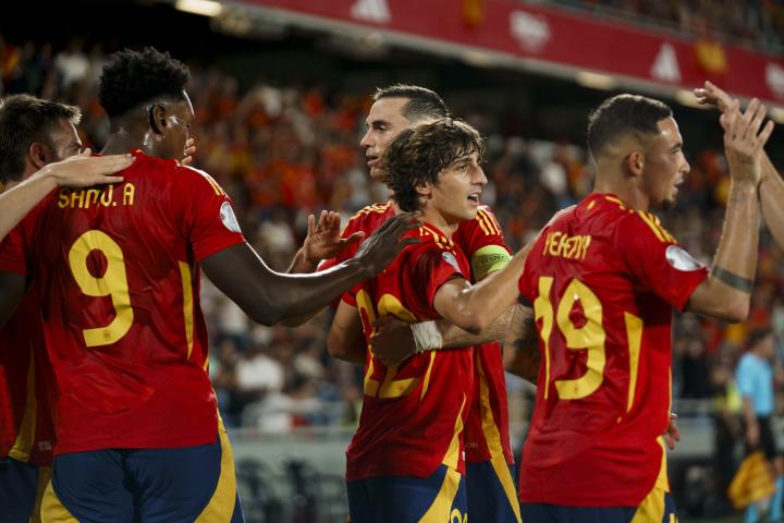 Los jugadores de la selección española celebran el gol de Bryan Gil ante Suiza