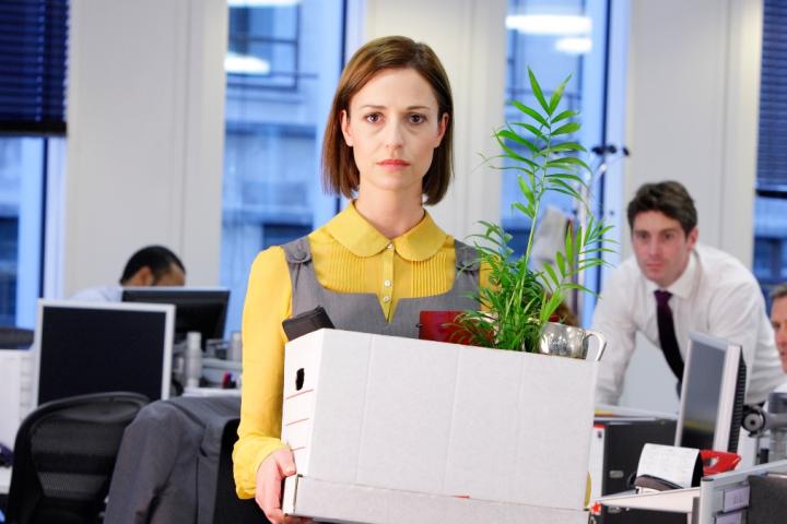 Mujer despedida del trabajo en una imagen de archivo