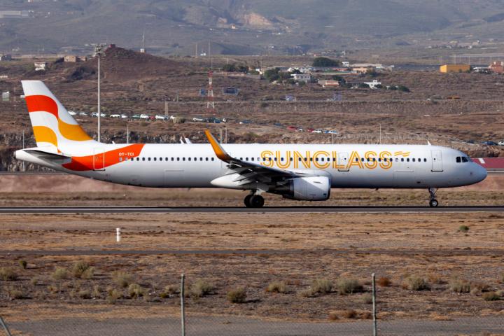 Un avión aterriza en el aeropuerto de Tenerife
