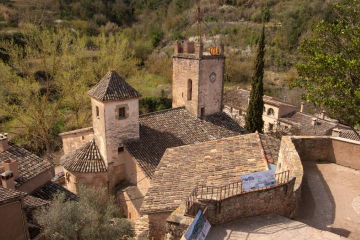 Mura es un pequeño pueblo medieval ubicado en el corazón del parque natural de Sant Llorenç del Munt i l'Obac, en Cataluña
