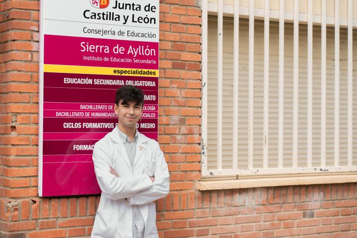 Rubén Sáenz, en la entrada del Instituto de Ayllón en el que da clase de psicología.