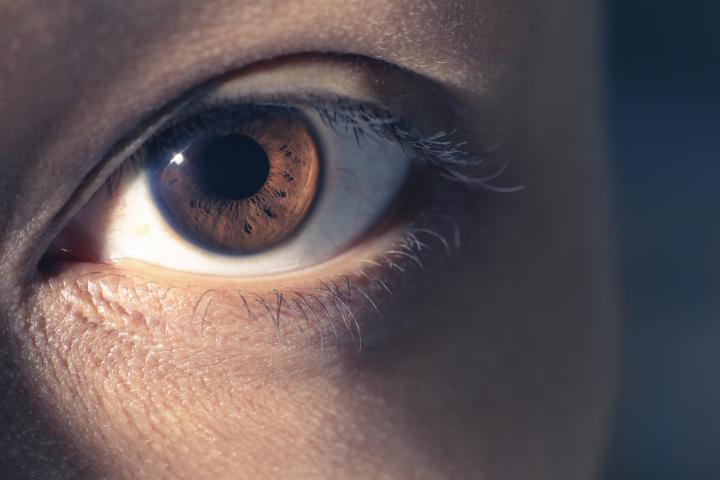 Foto de archivo del ojo de una joven.