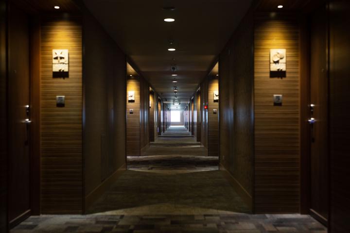 Imagen de archivo del pasillo de un hotel.