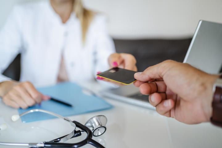 Imagen de una persona pagando en una consulta médica.
