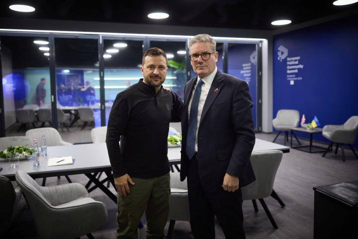 Imagen reciente de un encuentro entre el presidente ucraniano, Volodimir Zelenski, y el Primer Ministro británico, Keir Starmer.