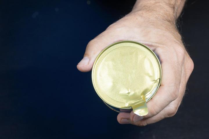 Lata de atún con tapa de aluminio.