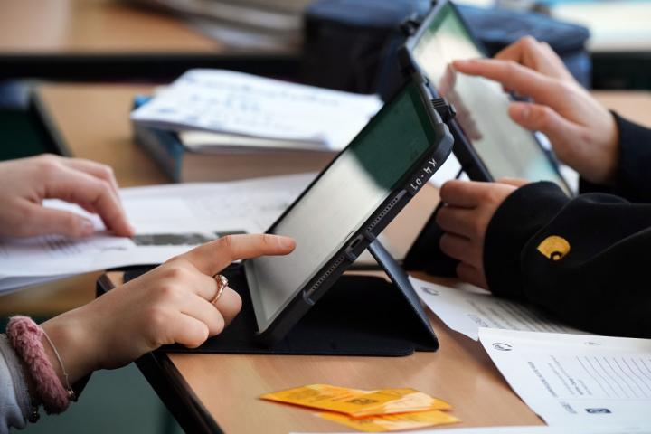Niños con una tablet en clase