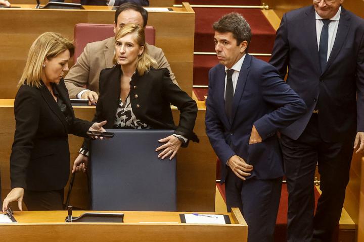 Pradas, en el centro en un pleno de las Cortes Valencianas