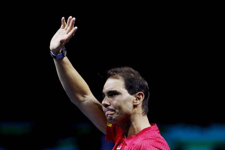 Rafa Nadal saluda al público tras su derrota en Copa Davis, último partido de su carrera
