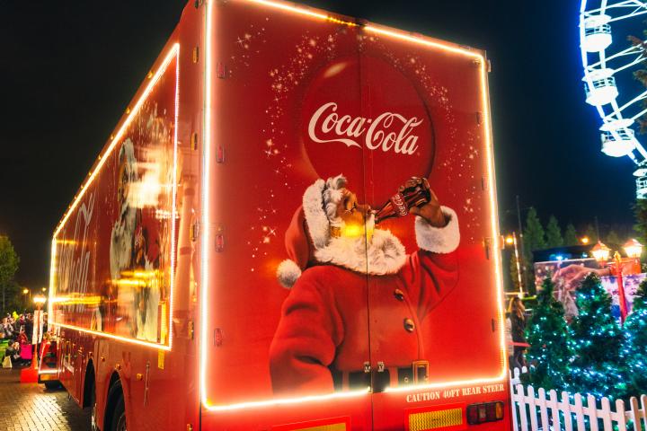 Un camión de Coca-Cola decorado por Navidad.