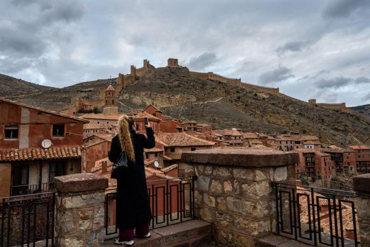 Una turista visita la localidad de Albarracín, en Teruel.