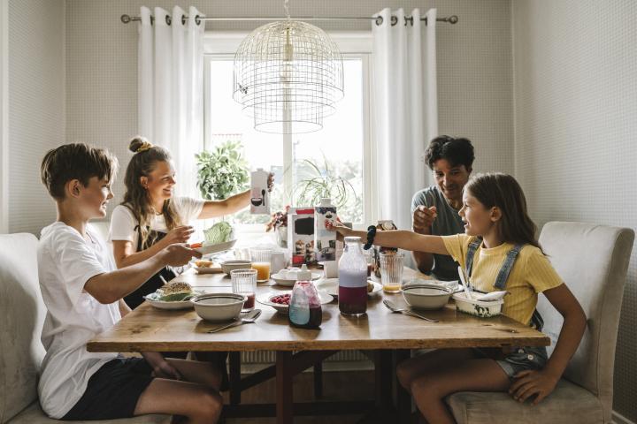 Imagen de una familia desayunando.