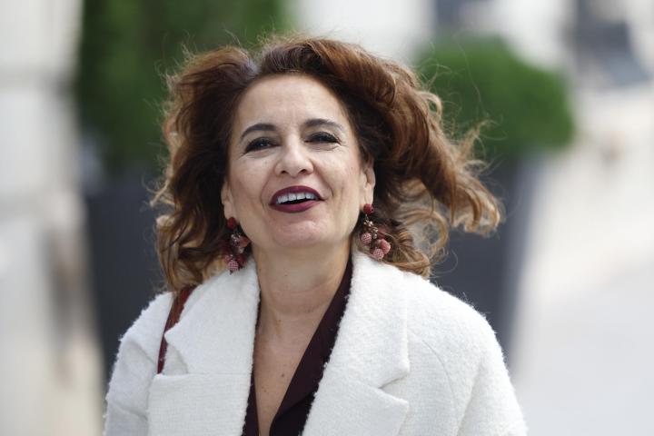 La vicepresidenta primera del Gobierno y ministra de Hacienda, María Jesús Montero, llega a la sesión de control en el Congreso.