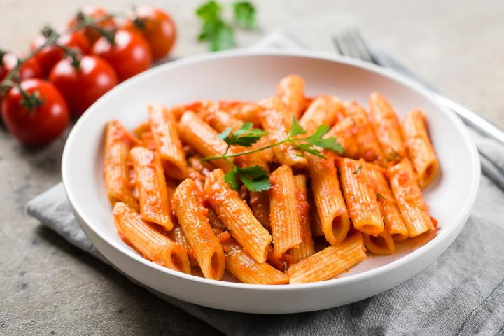 Plato de macarrones con tomate