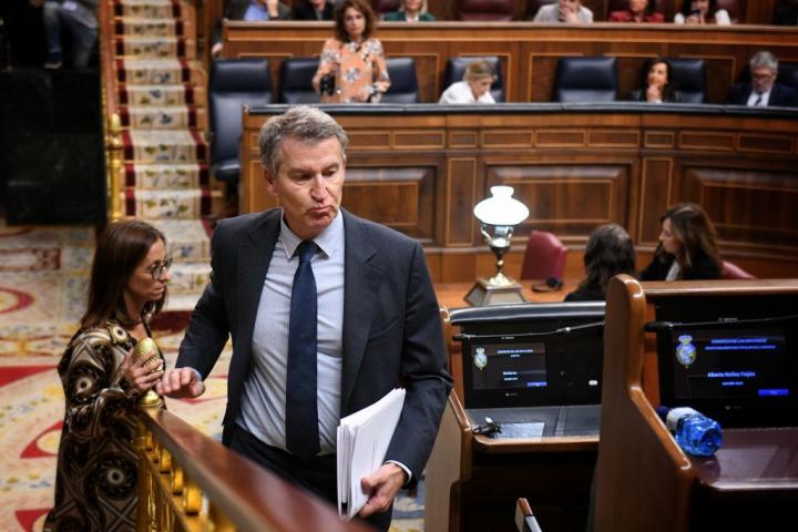Alberto Núñez Feijóo, de camino a la tribuna del Congreso