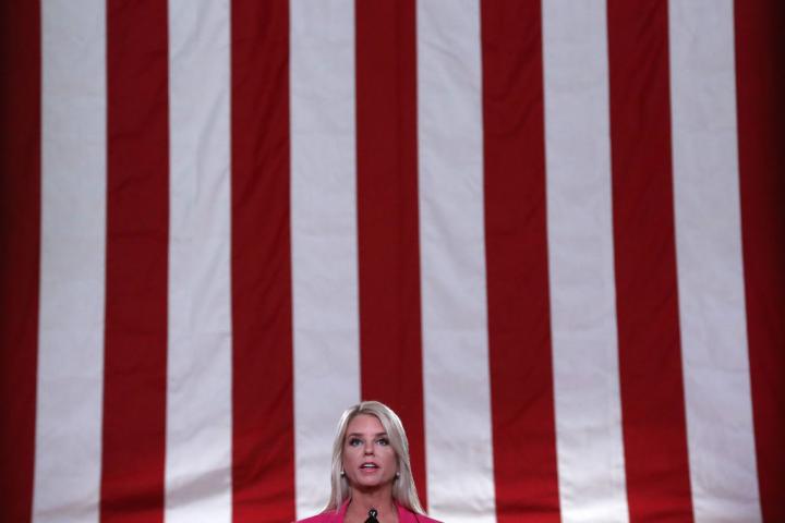 La ex fiscal general de Florida, Pam Bondi, en un discurso en una convención del Partido Republicano.