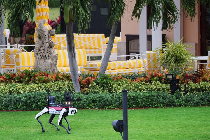 Spot, el perro robótico que patrulla los jardines de Donald Trump