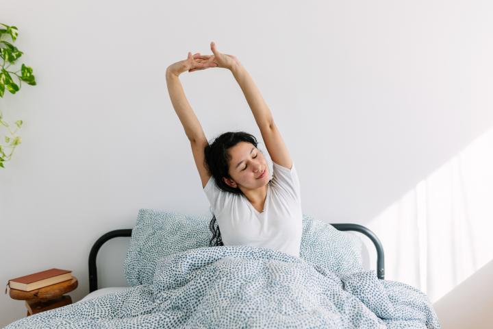 Una mujer desperezándose.