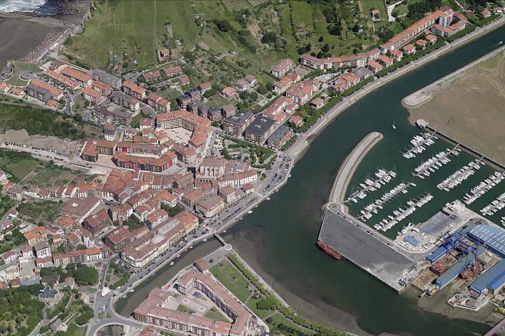Vista aérea del puerto deportivo de Zumaia (Guipúzcoa).