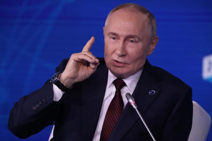 El presidente ruso Vladimir Putin pronuncia discursos durante una sesión plenaria del Club Valdai, el 7 de noviembre de 2024, en Moscú, Rusia.