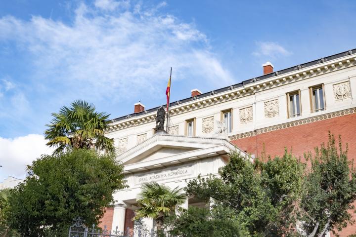 Fachada de la Real Academia Española (RAE).