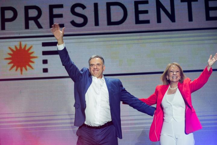 El presidente electo de Uruguay, Yamandú Orsi y la vicepresidenta electa, Carolian Cosse, en la celebración por la victoria electoral.