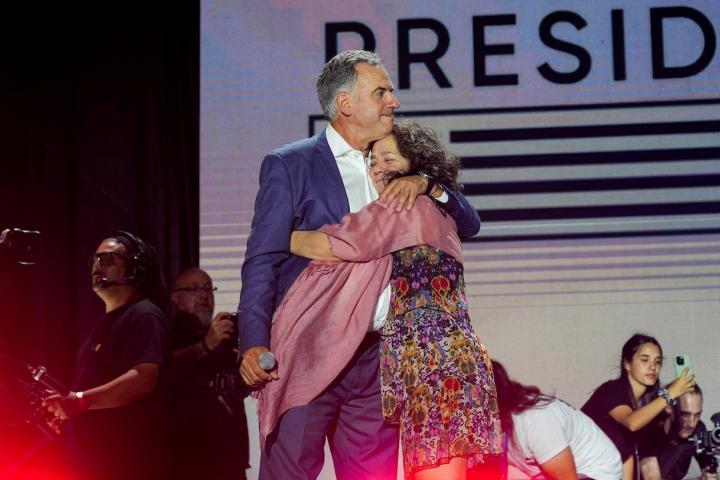 El presidente elector de Uruguay, Yamandú Orsi, abraza a su mujer Laura Alonso