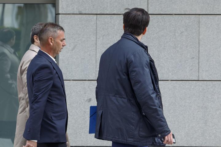 Luis Alberto Escolano (i), uno de los tres socios del comisionista Víctor de Aldama, llega a la Audiencia Nacional este lunes para declarar ante el juez que investiga el caso Koldo.