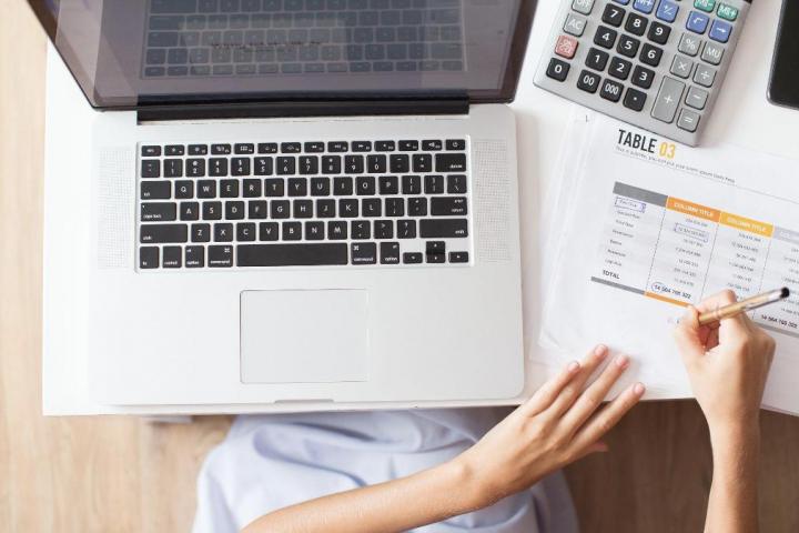 Un autónomo facturando.