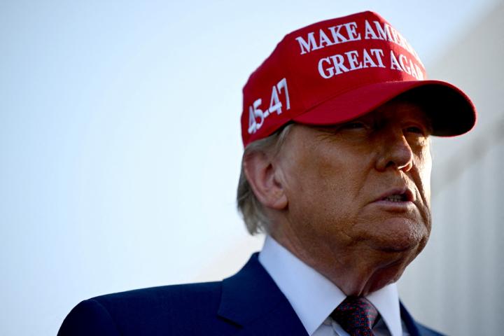 El presidente electo, Donald Trump, con su gorra en la que se ve el lema 'Make America Great Again'