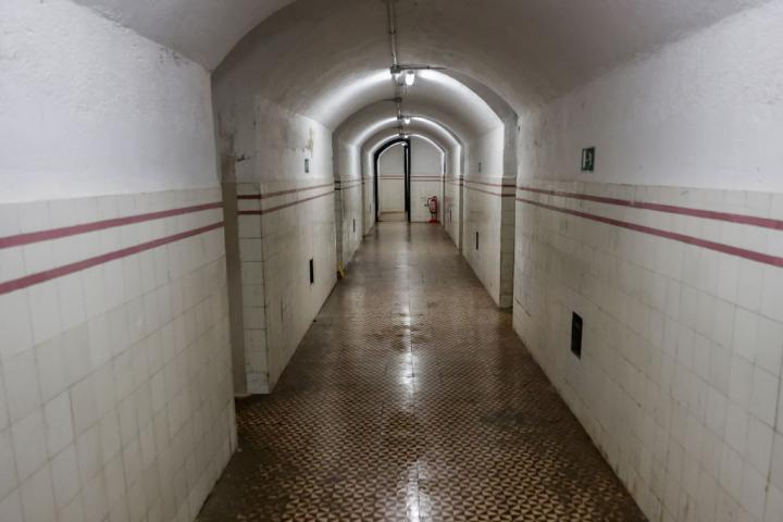 Uno de los pasillos del búnker del parque del Capricho, en Madrid.