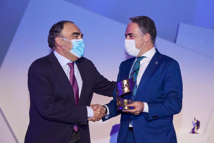 El presidente de Dcoop, Antonio Luque, recibe un galardón de manos del exconsejero de Presidencia de la Junta andaluza Elías Bendodo, en una imagen de archivo.