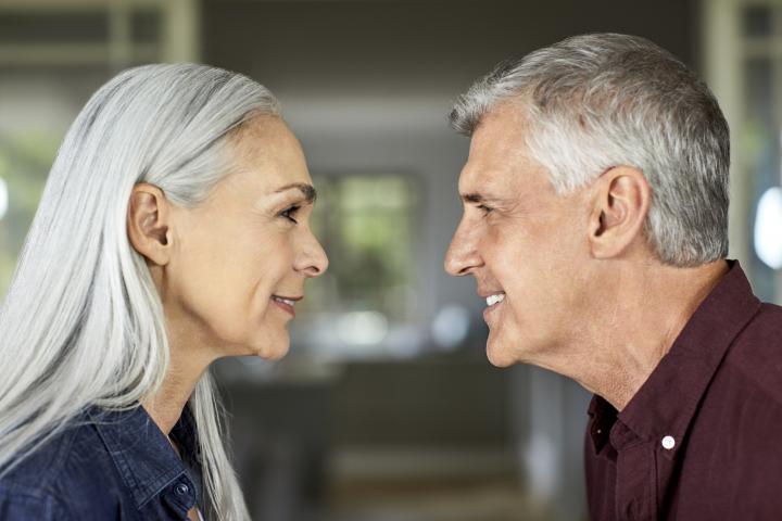 Imagen de archivo de dos personas mirándose.