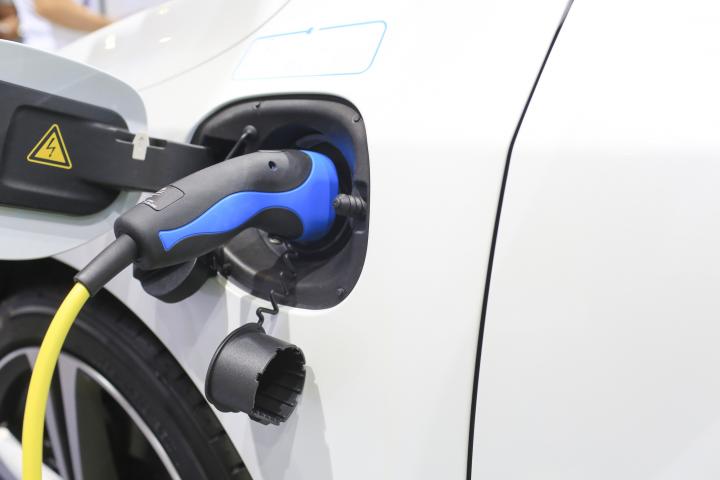 Imagen de archivo de un vehículo eléctrico, en carga.