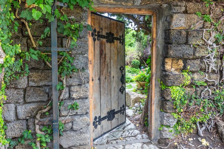 Imagen de archivo de una puerta abierta.