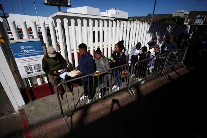 Migrantes que pidieron una cita para solicitar asilo en Estados Unidos, antes de cruzar  la frontera.