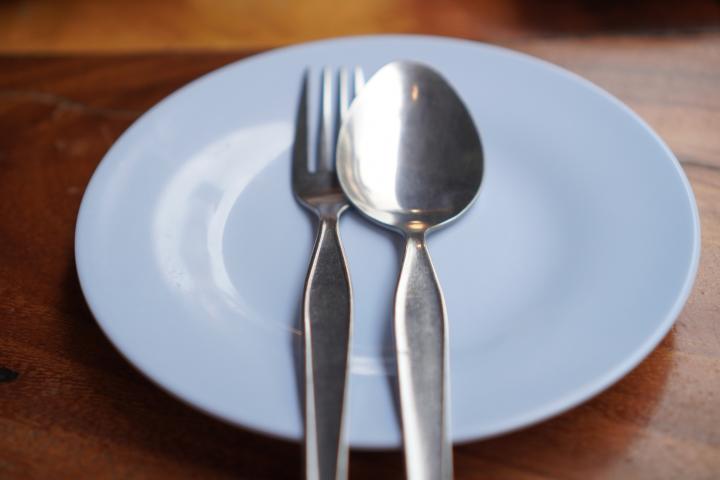 Un plato junto a unos cubiertos