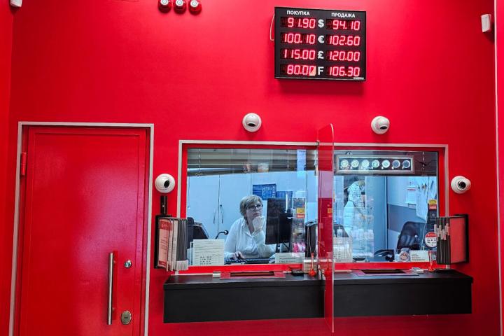 Un panel con tipos de cambio de rublos a dólares estadounidenses, euros y otras monedas.