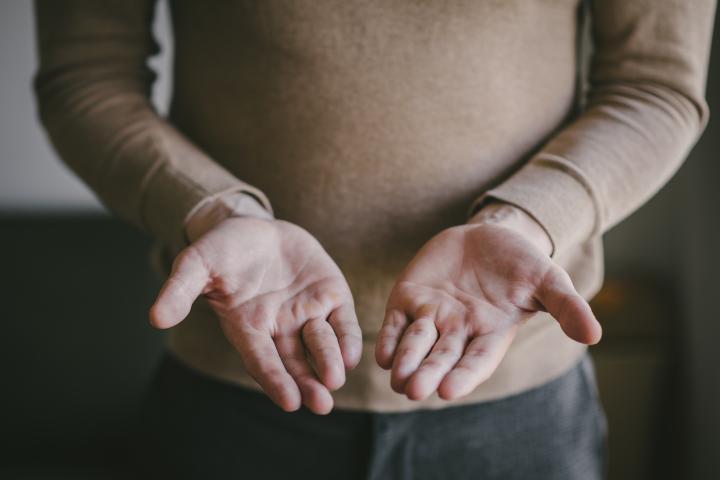 Una persona enseñando las palmas de la mano.