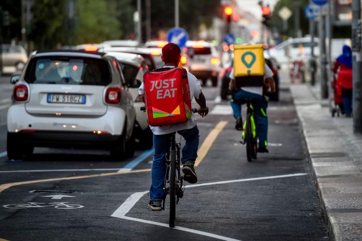 Imagen de archivo de trabajadores de las empresas Just Eat y Glovo.