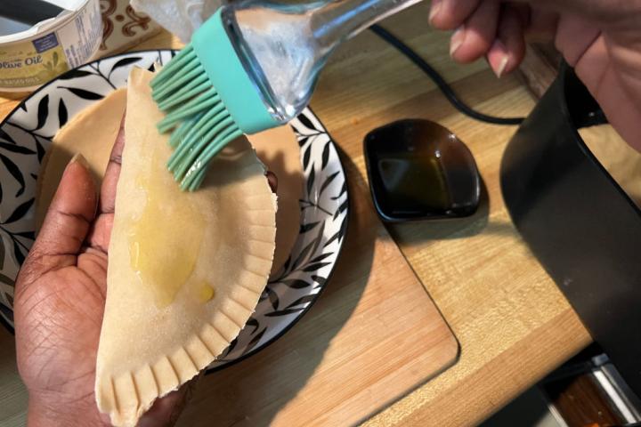 Una persona prepara empanadillas en casa después de comprar la masa en un supermercado.